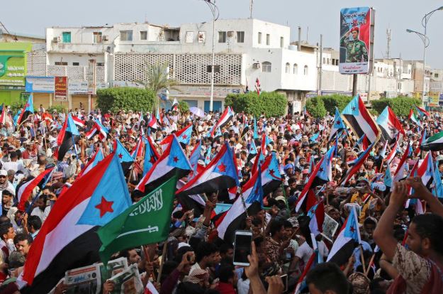 الالاف من أنصار الانفصاليين الجنوبيين خلال مسيرة في عدن يوم الخميس. تصوير: فواز سلمان - رويترز.